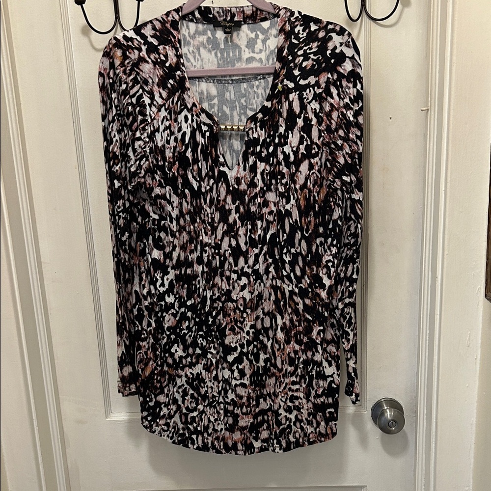 Cupio Women's Long-Sleeve Animal Print V-Neck Top in Black and Tan
